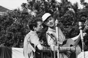 FOFM-Bob-Dylan-Pete-Seeger-Newport-Folk-Festival-1963-Newport-R.-I.-M4271-21-A115-NFF63Folk14-Edit